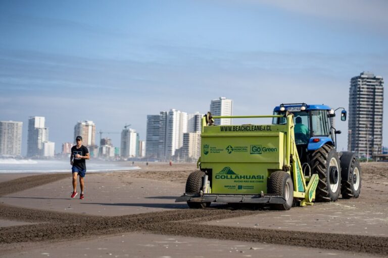 1.300 toneladas de residuos ha limpiado máquina barredora en playas de Iquique