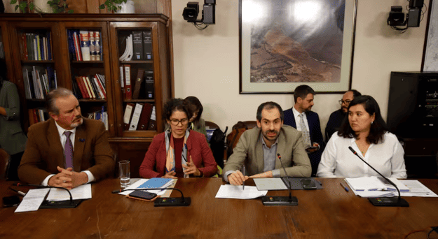 Gobierno exige a BYD y Tsingshan definir continuidad de proyectos de litio en Chile