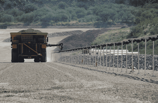 Codelco probará innovador sistema de Caterpillar para transferir energía a camiones en movimiento
