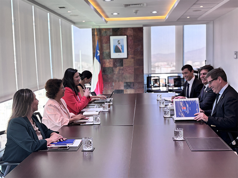 Ministra Williams y subsecretaria Chahuán sostuvieron cita bilateral de traspaso con próximos titulares de Minería