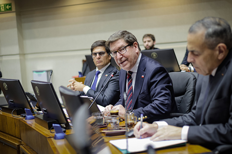 Gobierno presenta agenda para reactivar la pequeña minería con foco en permisos y productividad