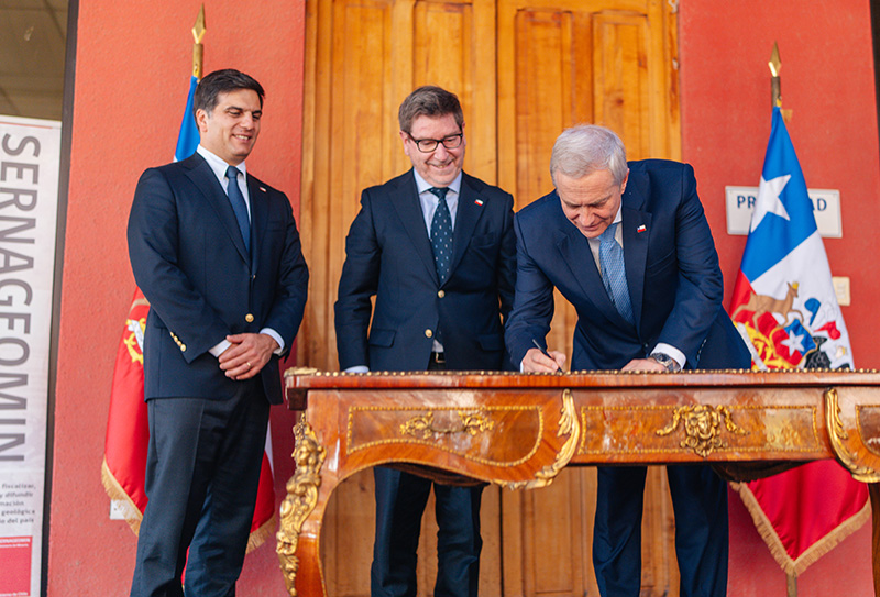 Presidente Kast firma proyecto de ley que simplifica y aporta certeza a régimen de patentes mineras