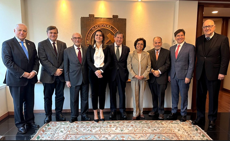 SONAMI reúne a siete exministros de Minería para proyectar el futuro del sector