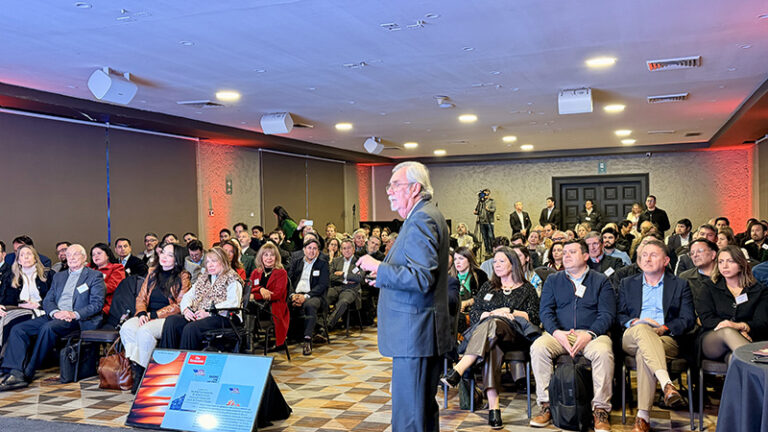 Especialista advierte sobre los nuevos desafíos globales en el Club de la Minería Aprimin