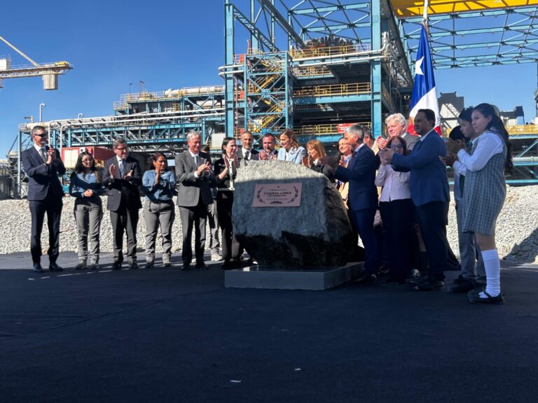 Presidente Kast y biministro Mas presentes en la postura de la primera piedra del proyecto Cuarta Línea de Molienda de Sierra Gorda